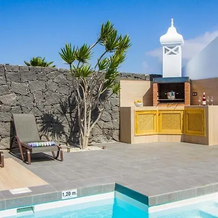 In Playa Blanca Sleeps 8 Includes Swimming Pool Air Con And Wifi Vila