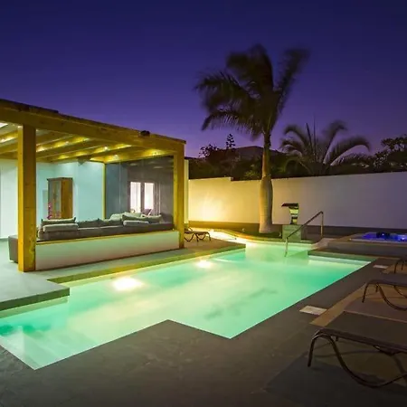 In Playa Blanca Sleeps 8 Includes Swimming Pool Air Con And Wifi Vila *