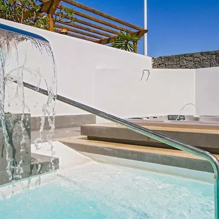 In Playa Blanca Sleeps 8 Includes Swimming Pool Air Con And Wifi Vila Playa Blanca (Lanzarote)