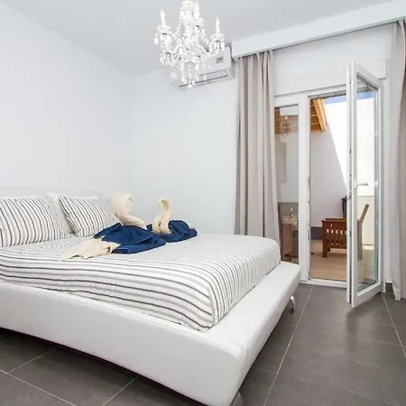 Vila In Playa Blanca Sleeps 8 Includes Swimming Pool Air Con And Wifi *