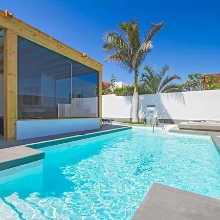 In Playa Blanca Sleeps 8 Includes Swimming Pool Air Con And Wifi Villa