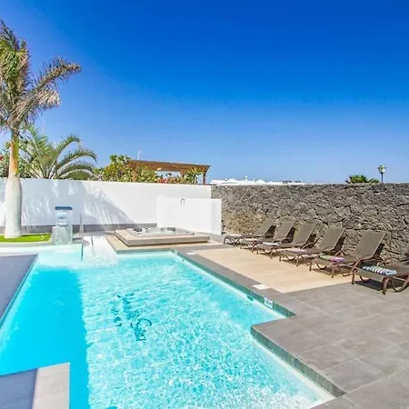 Villa In Playa Blanca Sleeps 8 Includes Swimming Pool Air Con And Wifi Playa Blanca (Lanzarote)
