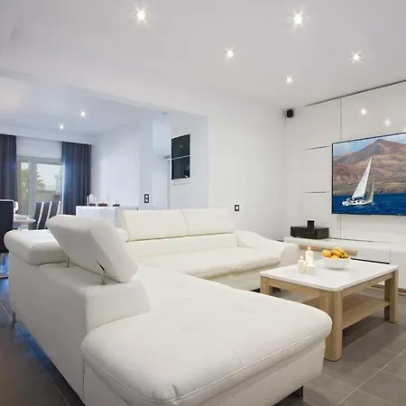 In Playa Blanca Sleeps 8 Includes Swimming Pool Air Con And Wifi Villa Playa Blanca (Lanzarote)