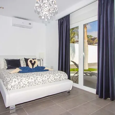 빌라 In Playa Blanca Sleeps 8 Includes Swimming Pool Air Con And Wifi *