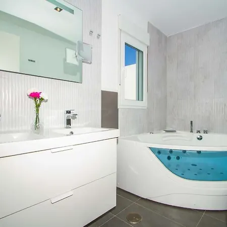 In Playa Blanca Sleeps 8 Includes Swimming Pool Air Con And Wifi * 普拉亚布兰卡